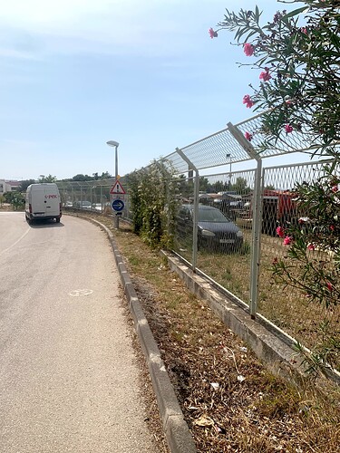 Uzak nogostup na ulazu u vojarnu